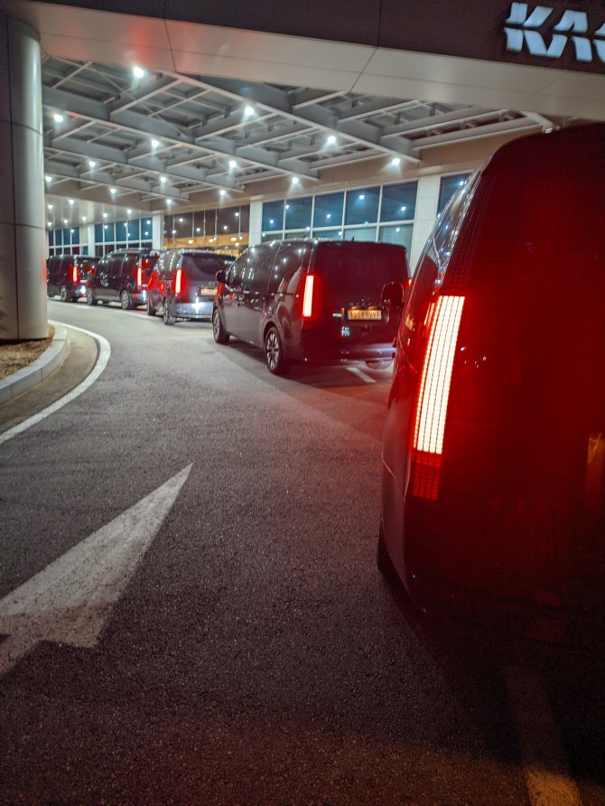 입국당시 저커버그의 입국을 기다리고 있는 차량들. 사진=글로벌이코노믹
