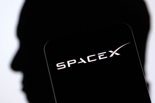 미국 우주탐사기업 스페이스X의 로고와 스페이스X를 창업한 일론 머스크의 실루엣. 사진=로이터