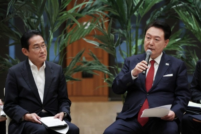 아시아태평양경제협력체(APEC) 정상회의에 참석한 윤석열 대통령(오른쪽)과 기시다 후미오 일본 총리(왼쪽). 사진=뉴시스