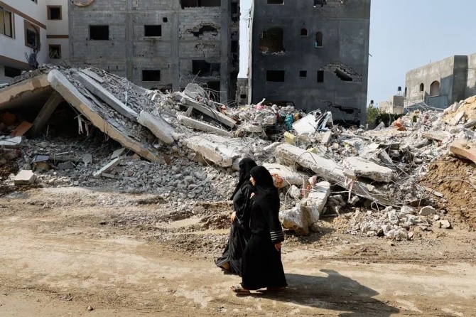 이스라엘의 폭격으로 폐허가 된 팔레스타인 가자지구의 거리를 주민이 걷고 있다. 사진=로이터