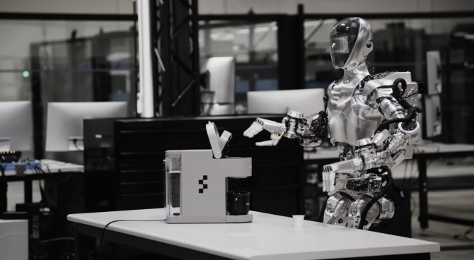 휴머노이드 로봇 피규어 01이 커피머신을 작동하고 있다. 사진=피규어 AI 유튜브 갈무리 
