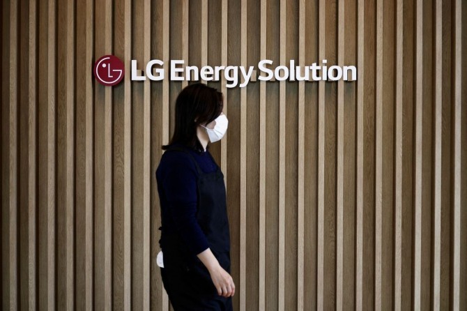 LG에너지솔루션, 삼성전자를 비롯한 아시아의 전기차 배터리와 반도체 기업들이 비용 증가 등을 이유로 미국 내 공장 완공 일정을 늦추고 있다. 사진=로이터