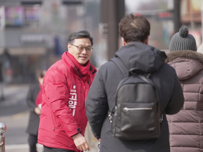 이정형 국민의힘 고양시을 예비후보가 고양시 지역 유권자들에게 인사하고 있다. 사진=강영한 기자