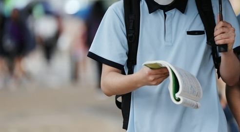 지난해 6월 서울 강남구 대치동 학원가에서 한 학생이 길을 걸어가면서 책을 보고 있다. 사진=연합뉴스