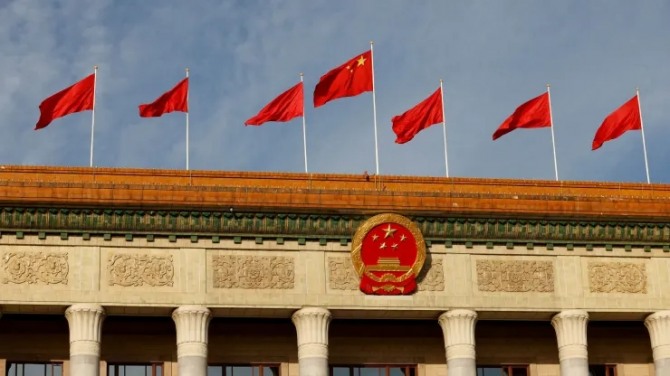 2023년 10월 18일 중국 베이징에서 일대일로 이니셔티브 10주년을 기념하는 일대일로 포럼(BRF) 개막식에 앞서 인민대회당 위에 중국 국기가 펄럭이고 있다. 사진=로이터