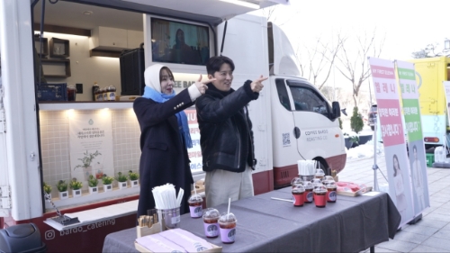 엘레나 모델 소이현이 유한양행에서 커피차 이벤트를 진행했다. 사진=유한양행