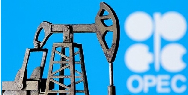2020년 4월14일 3D 프린팅으로 만든 오일 펌프잭이 석유수출국기구(OPEC) 로고 앞에 놓여 있다.     사진=로이터/연합뉴스
