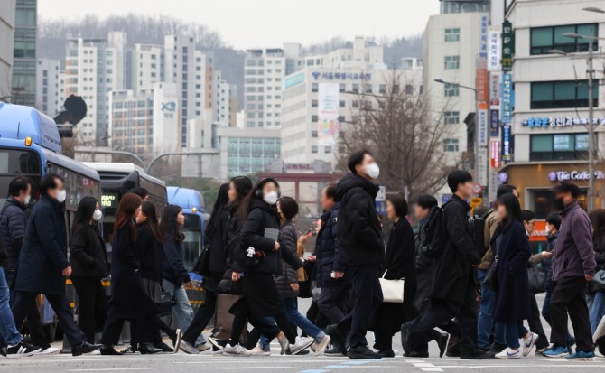 5일 오전 서울 종로구 세종대로 사거리에서 출근길에 나선 시민들이 발걸음을 옮기고 있다. 이날 한국은행에 따르면 지난해 우리나라의 1인당 국민총소득은 미 달러화 기준 전년(3만2661달러) 대비 2.6% 증가한 3만3745달러로 1년 만에 증가 전환한 것으로 나타났다. 사진=뉴시스