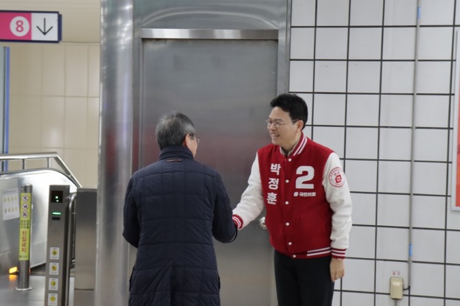 박정훈 국회의원 후보가 지역주민과 만나고 있다. 사진=노춘호 기자