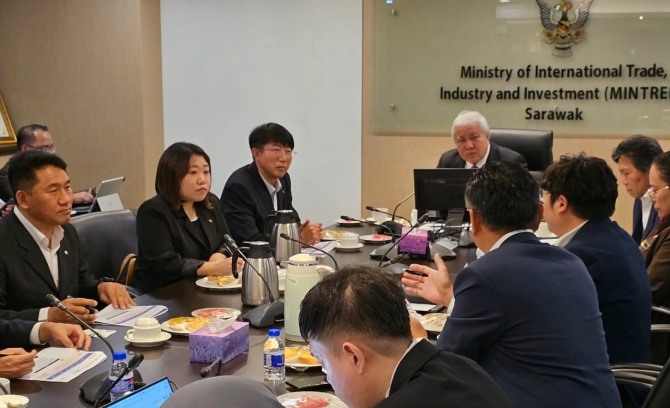 롯데에너지머티리얼즈 관계자들이 말레이시아 사라왁주 부총리와 사업 확장에 대해 이야기를 나누고 있다.