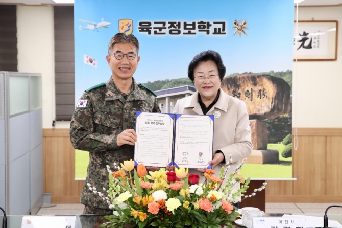 김경희 이천시장(오른쪽), 지원정 육군정보학교장 만나 드론 산업 발전 등 상호 협력 체결. 사진=이천시