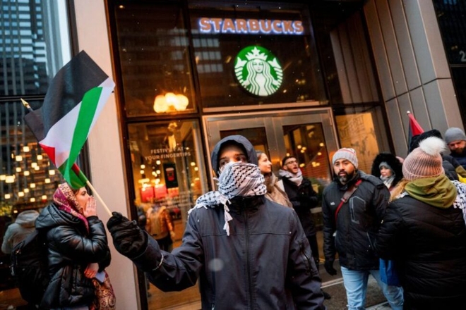 지난해 12월 31일(현지시간) 미국 일리노이주 시카고 중심가에 있는 스타벅스 매장 앞에서 팔레스타인계 시민단체 회원들이 팔레스타인 지지 집회를 열고 있다. 사진=로이터