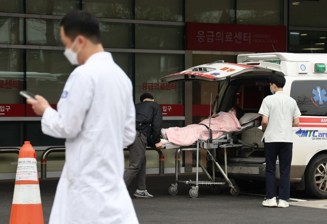 6일 서울의 한 대형 병원에서 의사가 응급실 앞을 지나고 있다. 사진=연합뉴스