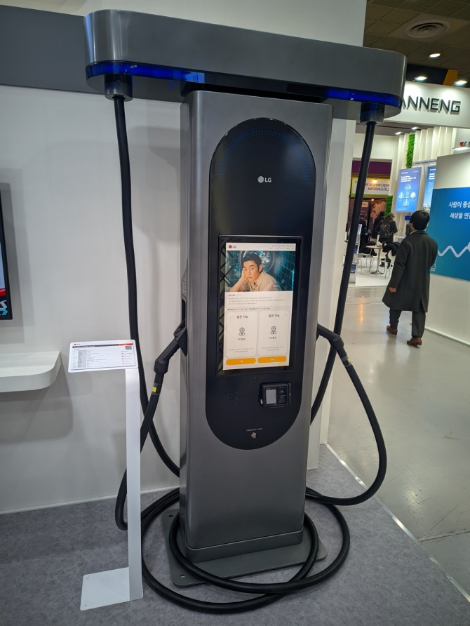 차량 2대를 동시에 충전할 수 있어 공공 주차장에 유용한 100kW 충전기. 사진=장용석 기자