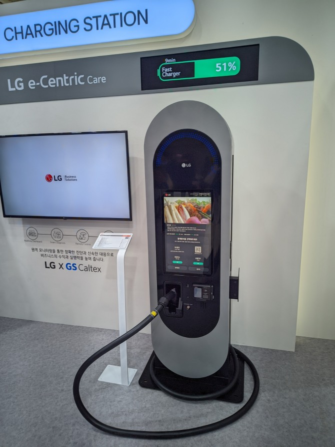 24형 터치 스크린이 탑재된 LG전자의 200kW 급속 충전기. 사진=장용석기자