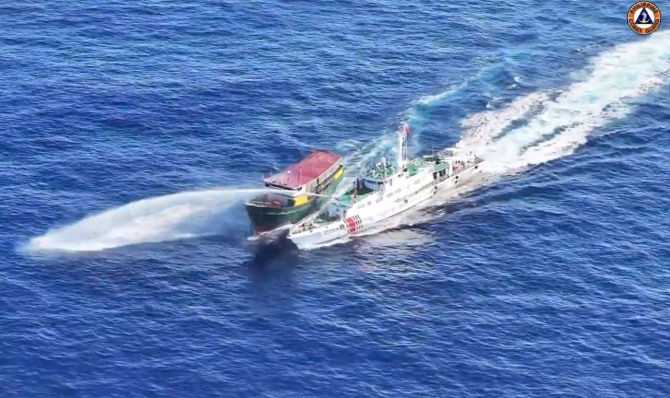남중국해 필리핀 선박에 물대포 쏘는 중국 해양경비함  /사진=AFP 연합뉴스