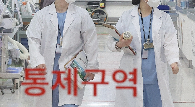 지난달 27일 대구 한 대학병원 응급실에서 간호대학교 실습생이 흰 가운을 입고 이동하고 있다. 사진=연합뉴스 