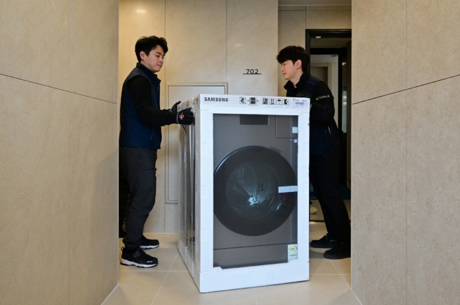 흥행몰이에 성공한 올인원 세탁·건조기 '비스포크 AI 콤보'가 지난 4일부터 국내 소비자에게 순조롭게 배송되고 있다. 사진=삼성전자