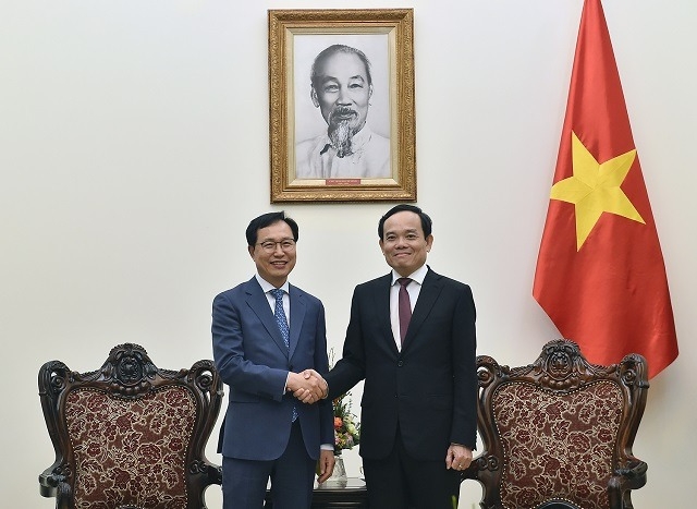 쩐루꽝(Tran Luu Quang) 베트남 부총리(오른쪽)와 최주호 삼성전자 베트남 법인 복합단지장이 만나 악수를 나누고 있다.