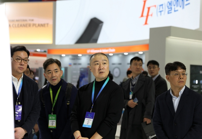 구자은 LS 회장(가운데)이 지난 6일 강남구 코엑스에서 열린 '인터배터리 2024'에 참관해 참가 기업 전시관을 둘러보고 있다. 사진=LS그룹