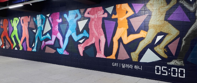  '서울 시민의 일상, 서울의 24시간'을 주제로 한 공공보행로. 사진=삼성물산