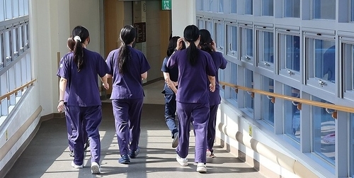 전공의 집단행동이 17일째 이어지고 있는 7일 인천의 한 대학병원에서 간호사들이 이동하고 있다. 사진=연합뉴스