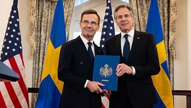 스웨덴 총리 울프 크리스테르손(좌측)과 토니 블링컨 미국 국무장관(우측)이 미국 국무부에서 스웨덴의 나토 가입을 공식화하는 문서를 들고있다.    사진=EPA/연합뉴스