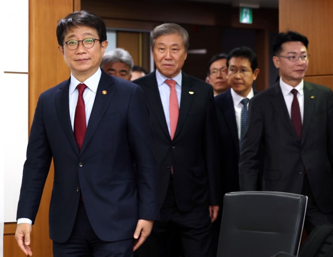 박상우 국토교통부 장관(왼쪽)과 한승구 대한건설협회장(가운데) 등이 8일 오전 서울 강남구 건설회관에서 열린 건설경기 회복 및 PF 연착륙 지원 간담회에서 참석하기 위해 회의실로 들어서고 있다. 사진=연합뉴스.