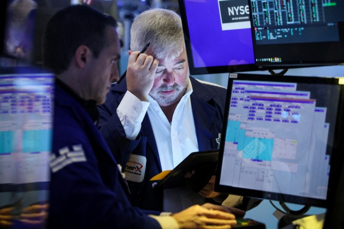 미국 뉴욕증권거래소(NYSE)에서 트레이더들이 일하는 모습. 사진=로이터