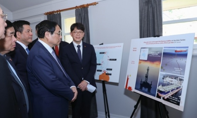 베트남 팜민친 총리가 호주에서 SK그룹의 청정에너지 프로젝트에 대해 설명을 듣고 있다.