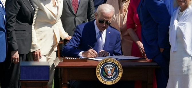 조 바이든 미국 대통령이 2022년 8월 9일 백악관에서 '반도체 지원 및 과학 법'에 서명하고 있다. 사진=AP