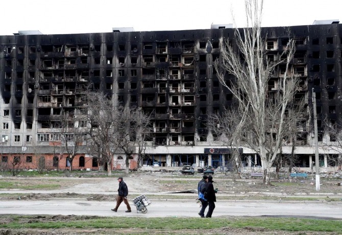우크라이나 남부 항구 도시 마리우폴의 한 건물이 러시아의 공격으로 파괴됐다. 사진=로이터