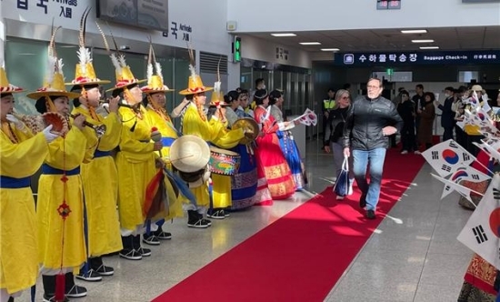  리비에라호 승객들이 환영을 받으며 인천항에 들어오고 있다. 사진=인천시