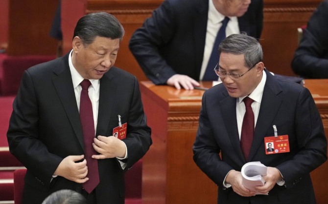 시진핑 중국 국가 주석(왼쪽)이 전인대에서 리창 총리와 이야기를 나누고 있다. 국무원을 이끄는 리창 총리의 권한이 크게 약화됐다.