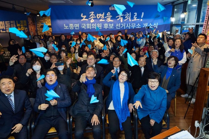 선거사무소 개소식 참석자들은 부평의 희망찬 미래를 담은 ‘파란 종이비행기 날리기’ 이벤트로 끝을 맺었다.  