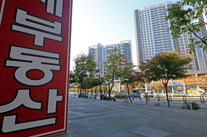 경기도에서 단독주택과 빌라 등 비(非)아파트의 노후화가 대두되면서 해당 지역의 주거환경 악화와 안전 문제가 끊이지 않고 있다. 경기도 과천시 한 공인중개사무소의 모습. 사진=뉴시스