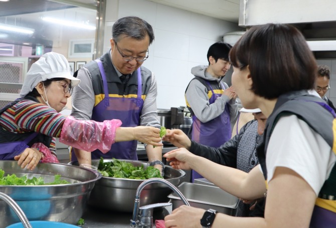 지난 7일 명휘원 종로분원에서 김영성 KB자산운용 대표(사진 좌측 두번째)가 임직원들과 함께 취약계층 어르신을 위한 배식봉사활동을 진행하고 있다. 사진=KB자산운용