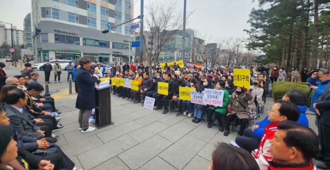 성남시 원도심 지역난방 대책위원회, 시청 앞에서 지역난방 공급을 촉구하고 있다. 사진=이지은 기자