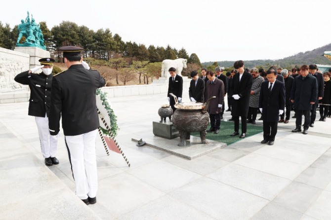 11일 KAIST 이광형 총장과 주요 보직자, 학생 대표 약 40여 명이 국립대전현충원을 찾아 참배하고 있다. 사진=KAIST