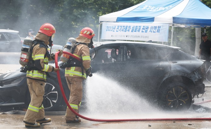 2023년 9월 21일 경기도 용인시 경기도소방학교에서 열린 '전기자동차 실화재 진압 시연회'에서 소방관들이 진화작업을 하고 있다. 사진=연합뉴스