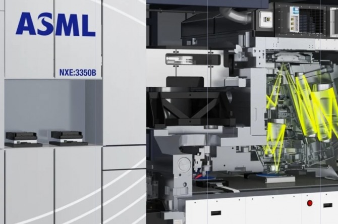 ASML이 TSMC와 인텔에 대당 5200억 원하는 최신형 EUV 장비를 출하할 예정이다. 사진=본사 자료