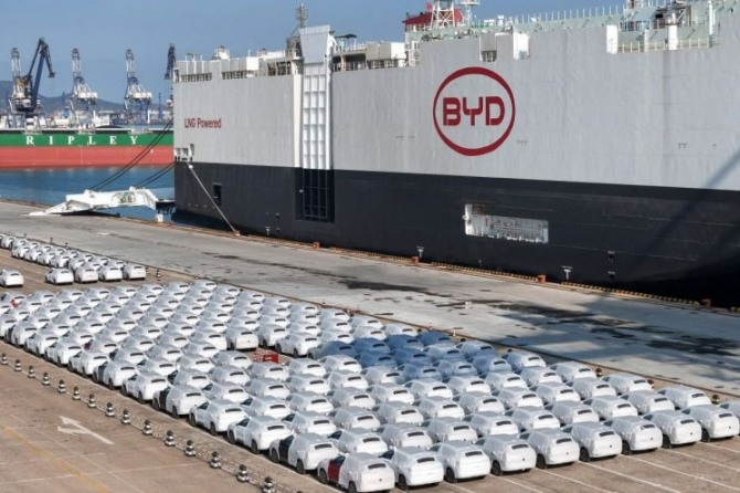 중국 BYD 전기차가 수출 선박에 선적하기 위해 대기하고 있다. 사진=연합뉴스