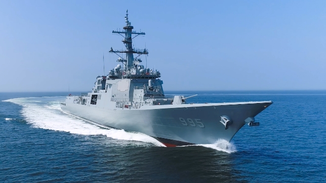 HD현대중공업이 건조해 2024년 말 해군에 인도 예정인 차세대 이지스 구축함(KDX-III 배치-II) 1번함 ‘정조대왕함’이 시운전하고 있다. 사진=HD현대중공업