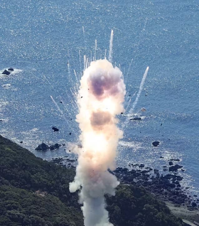스페이스원의 소형 로켓 '카이로스' 1호기가 발사 직후 폭발해 연기와 함께 파편이 튀고 있다.