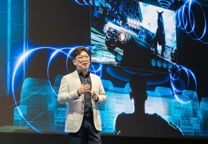 용석우 삼성전자 사장이 'Unbox & Discover 2024' 행사에서 AI TV 시대를 선언하며 2024년 TV 전략을 소개하고 있다. 사진=삼성전자