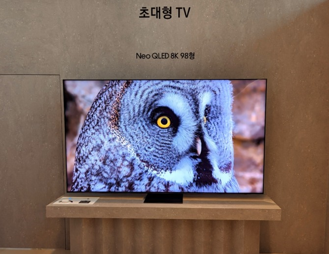 삼성전자가 새롭게 출시한 2024년형 Neo QLED 8K 98형 TV에서 영상이 재생되고 있다. 사진=장용석기자
