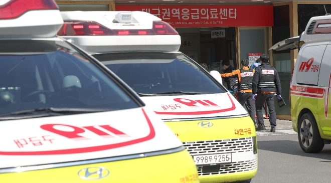 13일 대구 한 대학병원 응급실 앞에서 119구급대원이 환자를 옮기고 있다. 사진=연합뉴스
