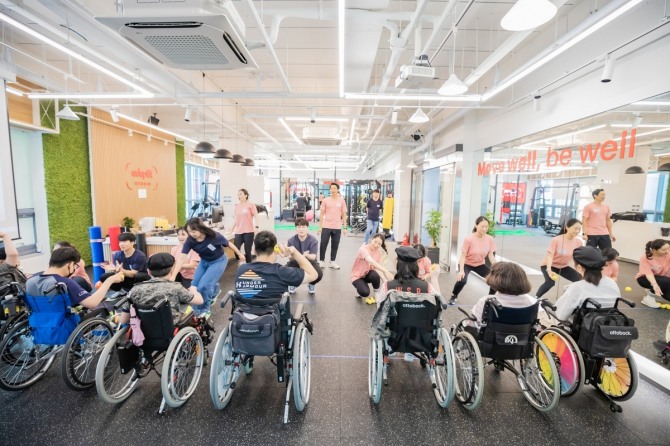 상상인그룹이 휠체어 사용 아동의 신체 능력 향상을 위한 프로젝트를 진행한다. 사진=상상인그룹 제공.
