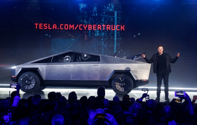 일론 머스크 테슬라 최고경영자(CEO)가 2019년 11월 캘리포니아 호손 디자인센터에서 사이버트럭 시제품을 공개하는 모습. 사진=뉴시스