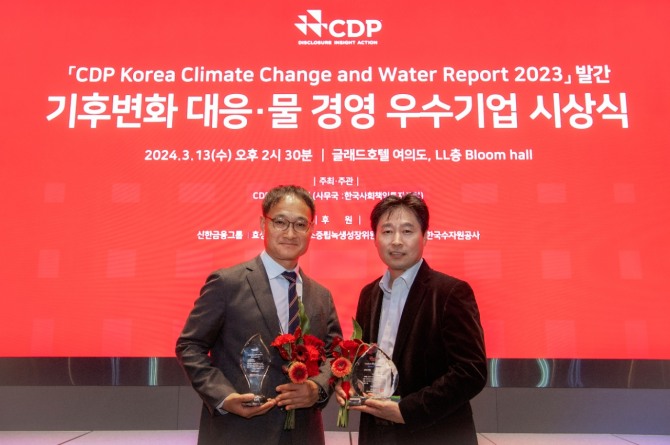 (왼쪽부터)황동철 현대차 경영전략3실장(상무)과 임기동 기아 안전환경지원팀 팀장이 '2023 CDP 코리아 어워드(CDP Korea Award)'에서 기념사진을 촬영하고 있다. 사진=현대차그룹